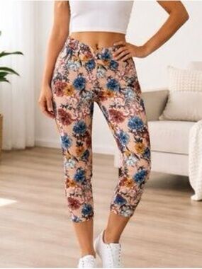Meg & Margot Women's Pink Floral Capri Pants - Small